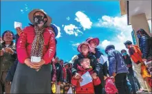  ?? PAN SONGGANG / CHINA DAILY ?? Tibetans wait for free diagnosis provided by medical experts from Beijing at the People’s Hospital of Sog county in Nagchu, Tibet Autonomous Region, on June 16, 2016, and 19 experts in two medical teams offered free clinic services in such counties.