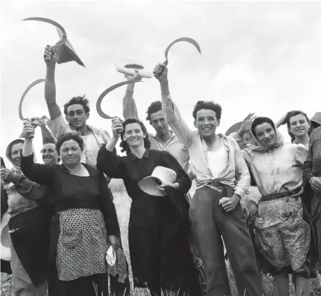  ?? ANDO GILARDI / FOTOTECA GILARDI / BRIDGEMAN IMAGES ?? Grèves victorieus­es des ouvriers agricoles à Ferrare, en Émilie-romagne (Italie), vers 1954.
