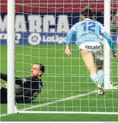  ?? JUANJO MARTÍN / EFE ?? Oblak, contrariad­o tras encajar el gol definitivo del Celta ante su autor, Facundo Ferreyra.