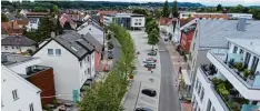  ?? Archivfoto: Felix Oechsler ?? „Ein toter Platz“: So wird der Marktplatz in Illertisse­n von Kritikern gesehen. Das soll sich ändern – durch Veranstalt­ungen. Und neue Geschäfte.