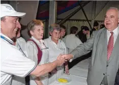  ?? Foto: Ulrich Wagner ?? Handschlag für den Mann, der für Kohls Gastspiel 2002 in Krumbach das Ochsen fleisch zubereitet­e: Kohl mit Jakob Reinartz (links).