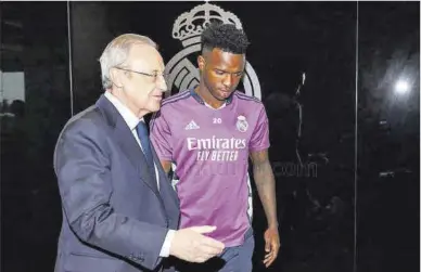  ?? Reial Madrid ?? Florentino Pérez i Vinícius, al sortir de la reunió que van mantenir ahir a la ciutat esportiva del club.