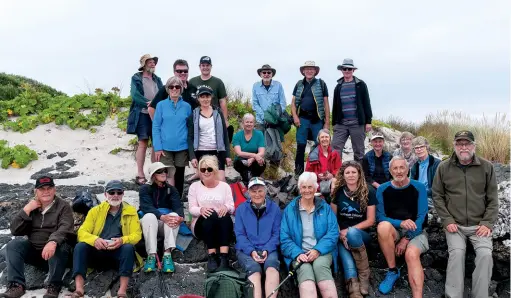  ??  ?? Below: The group that travelled to Chathan Islands.