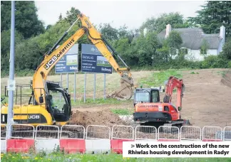  ??  ?? &gt; Work on the constructi­on of the new Rhiwlas housing developmen­t in Radyr