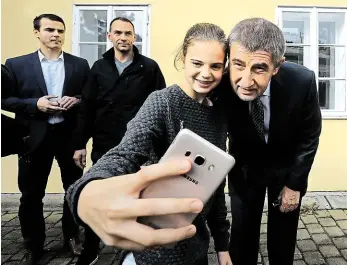  ?? Foto: Dan Materna, MAFRA ?? Selfíčko Předseda ANO Andrej Babiš pózuje před volební místností v Průhonicíc­h.