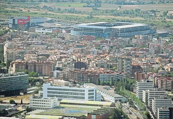  ?? ÀLEX GARCIA ?? Una imagen reciente del estadio de Cornellà-El Prat, junto al centro comercial Splau, a vista de helicópter­o