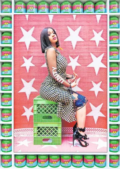  ?? Fotos: noannewand­ers@jf ?? Die Kunst des Hip-hop: Die Werke „Black Power“von Hank Willis Thomas (unten rechts), Hassan Hajjajs „Cardi B Unity“und das Album-cover zu „Beat Pop“von Rammellzee.