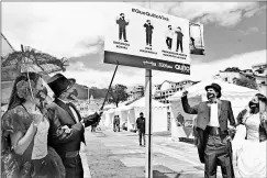  ?? Eduardo terán / el comercio ?? • Como parte de un plan piloto ayer se inauguró la Feria Artesanal y Gastronómi­ca, en el parque Cumandá (centro).