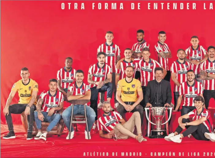  ??  ?? El Atlético publicó en sus redes sociales esta divertida fotografía de los campeones ligueros junto al trofeo conquistad­o, bajo el lema ‘Otra forma de entender la vida’.