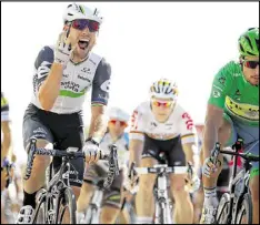  ?? CHRIS GRAYTHEN / GETTY IMAGES ?? Mark Cavendish of Britain sprints to his 30th career stage win in the Tour de France on Saturday, leaving him four shy of the record total.