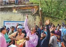  ?? PTI ?? Salman Khan’s supporters gather outside Jodhpur Court to celebrate his bail.