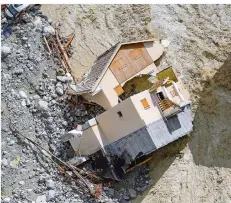  ?? FOTOS: HACHE/HAOUZI/DPA ?? Erdrutsche haben Häuser wie dieses im südfranzös­ischen Saint-Martin-Vésubie völlig zerstört (links). An der Küste von Nizza wühlten die Stürme das Meer auf. Sie richteten Region schwere Schäden an und sorgten für Chaos. Mehrere Menschen werden noch vermisst.
