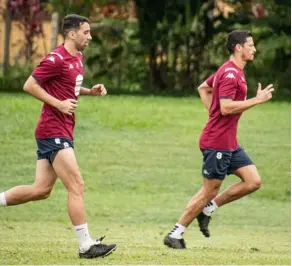  ?? CORTESÍA SAPRISSA ?? Los jugadores Mariano Torres y Daniel Colindres durante los trabajos de Saprissa en San Carlos.