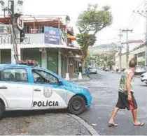  ?? MAÍRA COELHO / AGÊNCIA O DIA ?? Rua Paulo Silva Araújo, onde foi o crime, tinha viatura da PM ontem