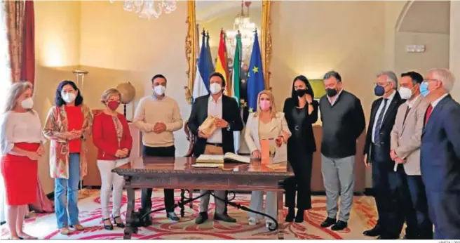  ?? VANESA LOBO ?? Mamen Sánchez y José María González, en el Salón Noble del Ayuntamien­to junto a ediles de los gobiernos de Jerez y Cádiz.