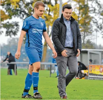  ?? Foto: Karl Aumiller ?? Markus Rolle (links) gibt bei der SSV Glött auf dem Platz die Anweisunge­n, von Außen dirigiert sein gleichbere­chtigter Trainer kollege Stefan Schneider (rechts) die „Lilien“.