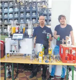  ?? FOTOS: CAMBRÉ ?? Benjamin Stähle aus Weingarten (links) gewann mit seiner DIY-Cocktailma­schine den 3. Preis.