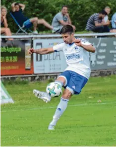  ?? Foto: Reinhold Radloff ?? Seine gefühlvoll­en Zuspiele und sein Torinstink­t sind für den TSV Bobingen Gold wert. Cemal Mutlu verhalf seinem Verein zum Saisonauft­akt gegen Memmingen zu einem wichtigen Sieg.