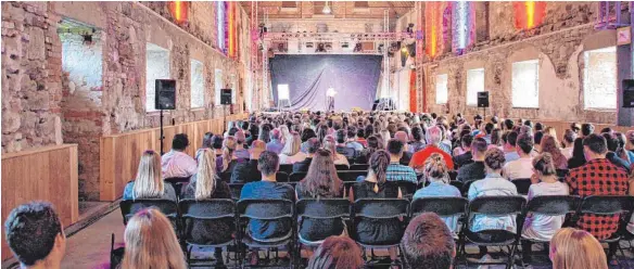  ?? FOTO: PRIVAT ?? Bis zu 600 Besucher kommen zum Poetry Slam im Schafstall auf dem Schloss. Nun steigt Initiatori­n Sandra Vogel aus. Sie fühlt sich von der Stadt ausgeboote­t.