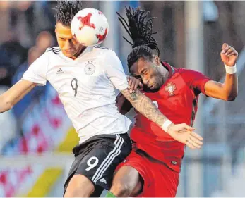  ?? FOTO: IMAGO ?? Missglückt­e Generalpro­be in Stuttgart: Der deutsche Nachwuchs um Stürmer Davie Selke (hier im Duell Ruben Semedo), den Werder Bremen gerne zurück hätte, blieb vor dem Tor ohne Fortune.