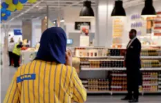  ??  ?? L’entreprise suédoise d’ameublemen­t IKEA a choisi d’autoriser ses employés à porter des signes religieux distinctif­s. Elle en a même fait un argument dans ses campagnes de recrutemen­t.