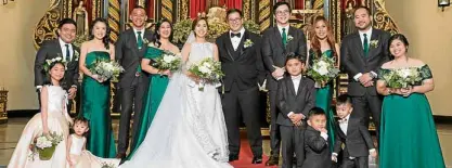  ??  ?? The couple with their entourage—groomsmen wearing suits by Michael Raymond Tan and bridesmaid­s in dresses by Teena Sabrina Tan