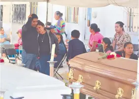  ??  ?? La mamá de los jóvenes fue confortada por familiares durante el velorio.