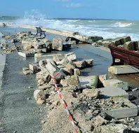  ?? (Sasanelli) ?? Il lungomare nord di Bari distrutto dalle onde