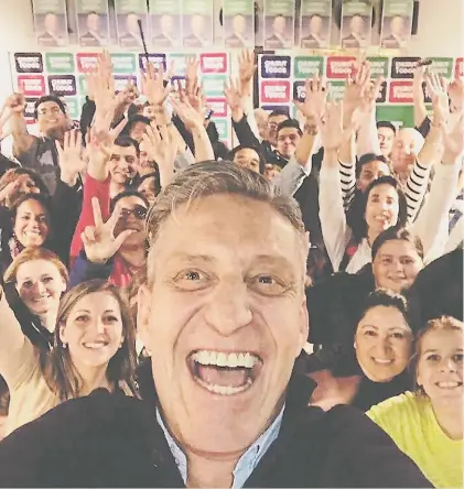  ??  ?? Eufórico. Mariano Arcioni, candidato de Chubut para Todos, celebró anoche su victoria sacándose una selfie.