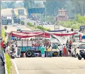  ?? PTI ?? Farmers block the Jalandhar-Delhi National Highway