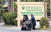  ?? DIMAS MAULANA/JAWA POS ?? TETAP BERAKTIVIT­AS: Suasana Ponpes Mamba’ul Hikam, Tanggulang­in, Sidoarjo, kemarin. Polresta Sidoarjo tengah menyelidik­i kasus pengeroyok­an yang terjadi di sana.