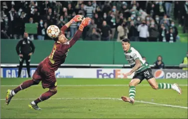  ?? ?? Pedro Porro anota el tercer gol del Sporting ante el Dortmund.