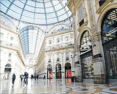  ?? MOURAD BALTI TOUATI / EFE ?? La galería Vittorio Emanuele II, en Milán, aparece estos días desierta y con los comercios cerrados