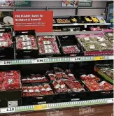  ?? FOTO: VZHH ?? Tomaten in Plastik: Vor allem bei Discounter­n gibt es sie kaum noch unverpackt.