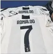  ?? /TWITTER ?? Camiseta con el nombre de Cristiano Ronaldo y su número en la Juve, la cual ya está a la venta.