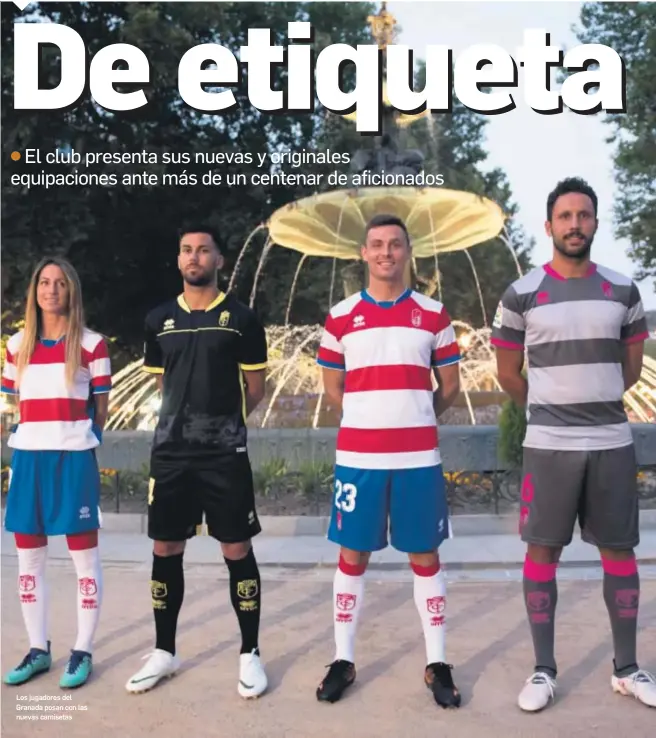  ?? CARLOS GIL ?? Los jugadores del Granada posan con las nuevas camisetas