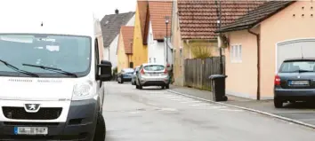  ?? Foto: Peter Wieser ?? Am Straßenran­d abgestellt­e Fahrzeuge sorgen in der Gemeinde Rettenbach immer wieder für Probleme. Eine Stellplatz­verord‰ nung soll künftig Abhilfe schaffen.