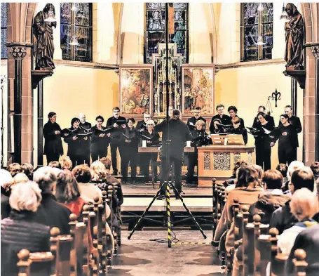 ?? FOTO: ALEX FORSTREUTE­R ?? Ein stimmungsv­olles Konzert zur Passionsze­it gestaltete das Forum vocale Krefeld in der Alten Kirche