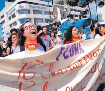  ??  ?? La marcha de este viernes se congregó en la plaza de la Democracia, donde diversos grupos e institucio­nes se unieron para protestar contra la violencia de género.