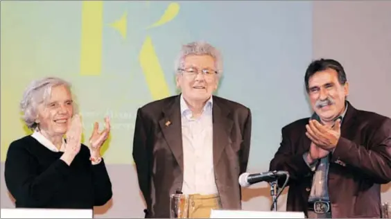  ??  ?? Elena Poniatowsk­a, Federico Álvarez Arregui (San Sebastián, España, 1927) y Ambrosio Velasco en 2016, en el homenaje que se rindió a Álvarez en el Palacio de Bellas Artes ■ Foto cortesía de la Secretaría de Cultura federal