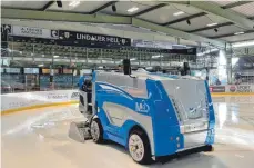  ?? FOTO: FG/FÖRDERVERE­IN EISSPORTAR­ENA LINDAU ?? Die neue Elektro-Eismaschin­e im Betrieb.