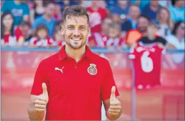  ??  ?? Álex Granell posa en Montilivi antes de un partido del Girona.