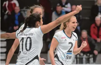  ?? Foto: Michael Hochgemuth ?? Allmählich kommen die Volleyball­erinnen der DJK Augsburg Hochzoll (von links Jacqueline Hall und Lisa Schnürer) in Fahrt. Nach dem Erfolg gegen Planegg haben sie mit München ein weiteres Spitzentea­m geschlagen.