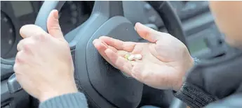  ??  ?? Flagelo. La automedica­ción y la falta de informació­n acerca de los efectos adversos de los medicament­os es común entre los conductore­s.