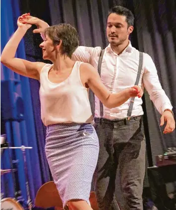  ?? Foto: Thomas Hack ?? Vertreter der Tanzschule „Swing in Augsburg“brachten dem Publikum die flotten Schritte des Lindy Hop bei.