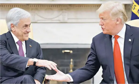  ??  ?? ► El Presidente Sebastián Piñera y Donald Trump, antes de iniciar una reunión en la Casa Blanca.
