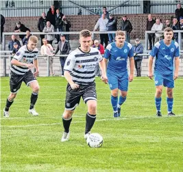  ??  ?? Spot on Tommy Lone scored twice from the spot for Glens in the win over Vics