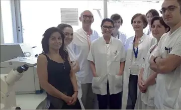  ?? (DR) ?? Le Dr Milano (e en partant de la gauche) et l’équipe du laboratoir­e d’Oncopharma­cologie du centre Antoine-Lacassagne.