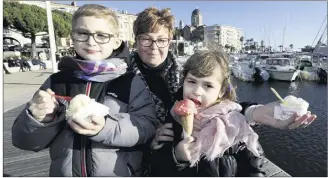  ?? (Photos Dylan Meiffret) ?? Même en hiver, les glaces demeurent très appréciées lors de promenades en famille, pourvu que le soleil est de mise !