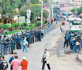  ??  ?? Los uniformado­s permanecie­ron en la zona para combatir la reinstalac­ión.